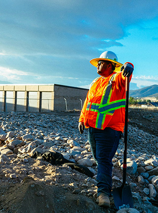 Chef de chantier en gilet haute visibilit&eacute; sur terrain