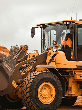 Conducteur d'engin dans une chargeuse sur chantier