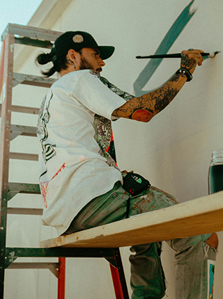 Peintre en b&acirc;timent sur &eacute;chafaudage en r&eacute;novation